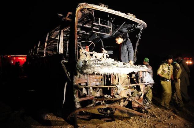 57 تن در تصادف اتوبوس با تانکر زنده زنده سوختند+ تصاویر